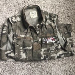 Camp Vest w. Gem Pocket Detailing